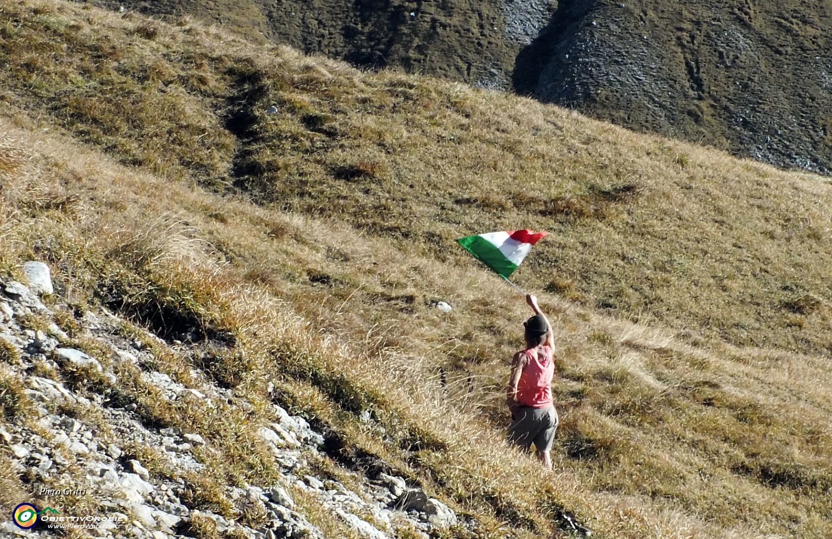 24 Pasquale invia messaggi in codice con la bandiera d'Italia!.JPG